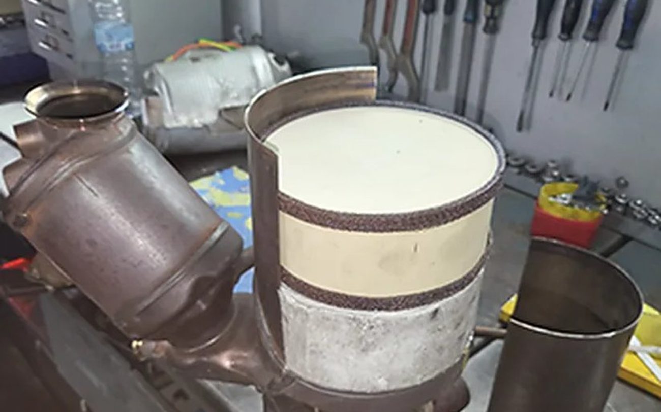 Filtro de partículas recién limpiado en el banco de trabajo de Taller Garrido