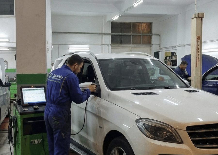 Técnico de Taller Garrido con el equipo de diagnosis conectado a un coche