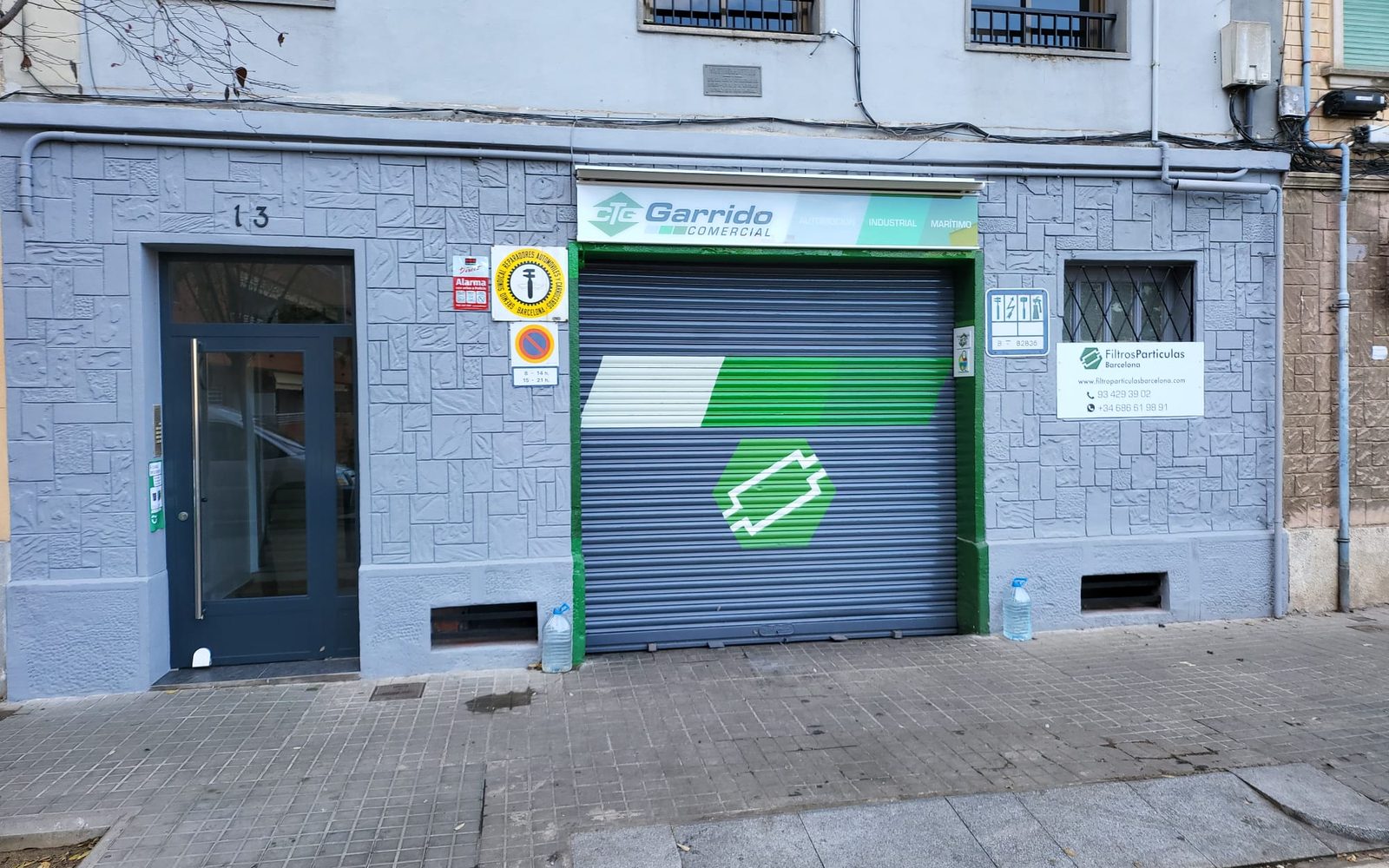 Entrada de Taller Garrido en Carrer de l'Escultor Llimona 13, Nou Barris, Barcelona