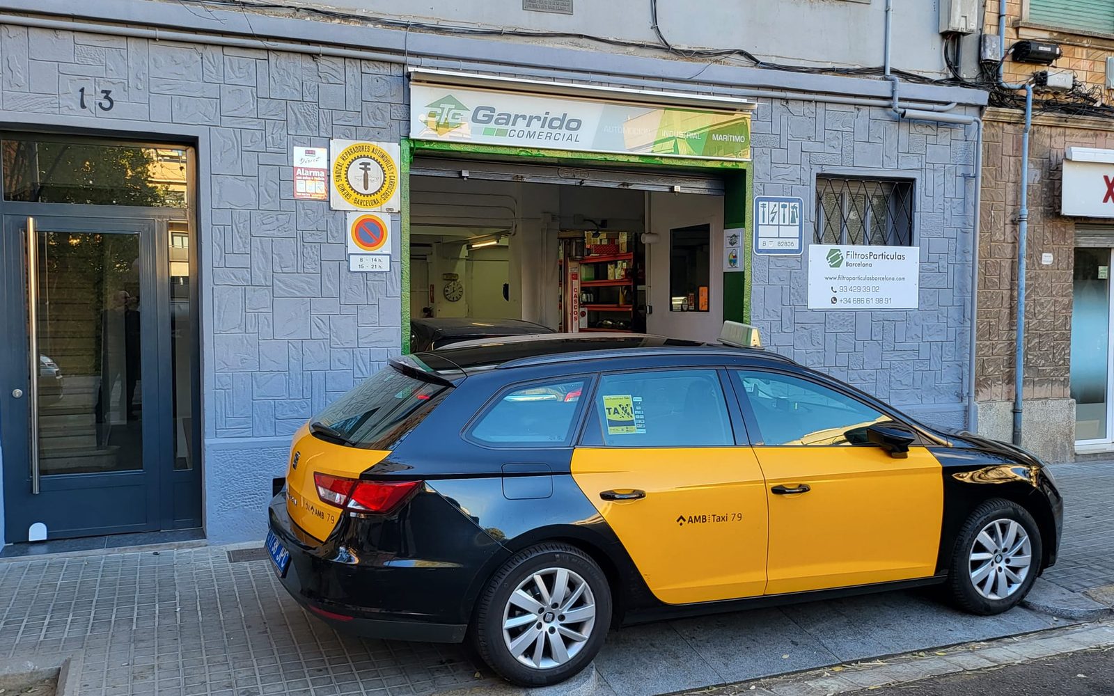 Taxi entrando en Taller Garrido, taller mecánico en Nou Barris