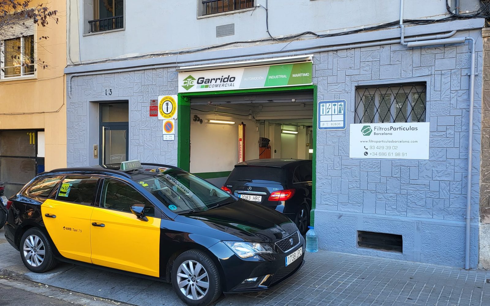 Taxi saliendo de Taller Garrido, en Nou Barris, Barcelona