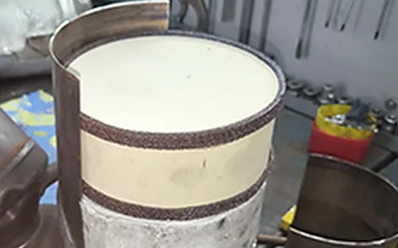 Filtro de partículas limpio con el sustrato a la vista, en el banco de Taller Garrido