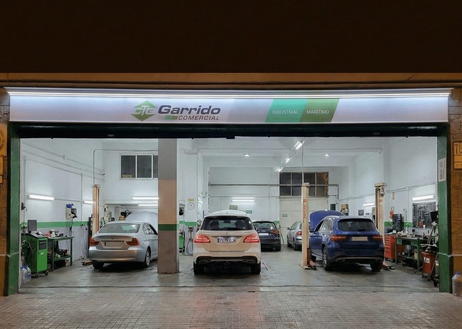Interior de Taller Garrido con coches en reparación