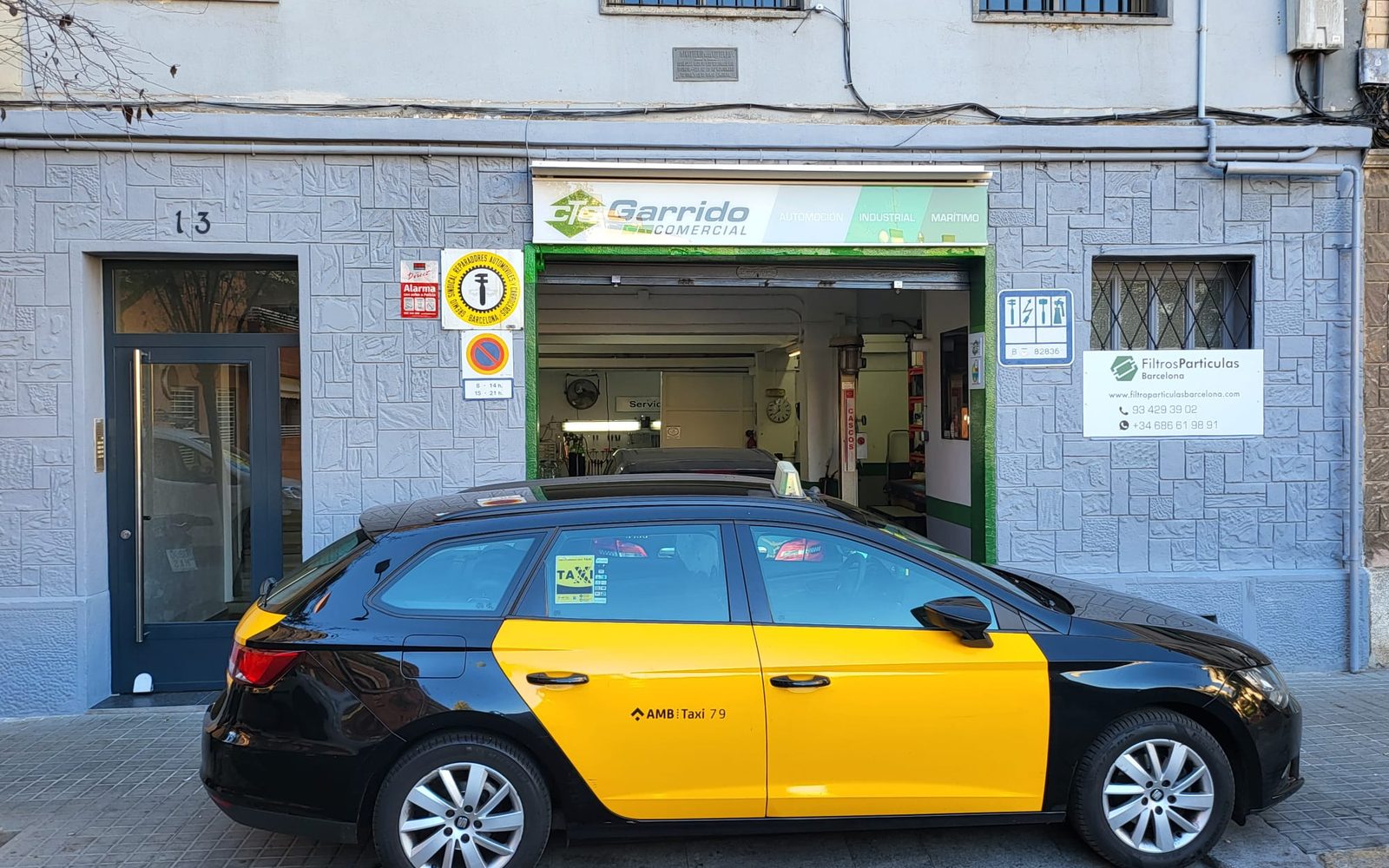 Taxi de Barcelona aparcado delante de Taller Garrido antes de entrar al taller